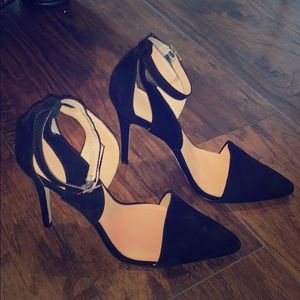 Halston heritage black suede leather strap pumps 9